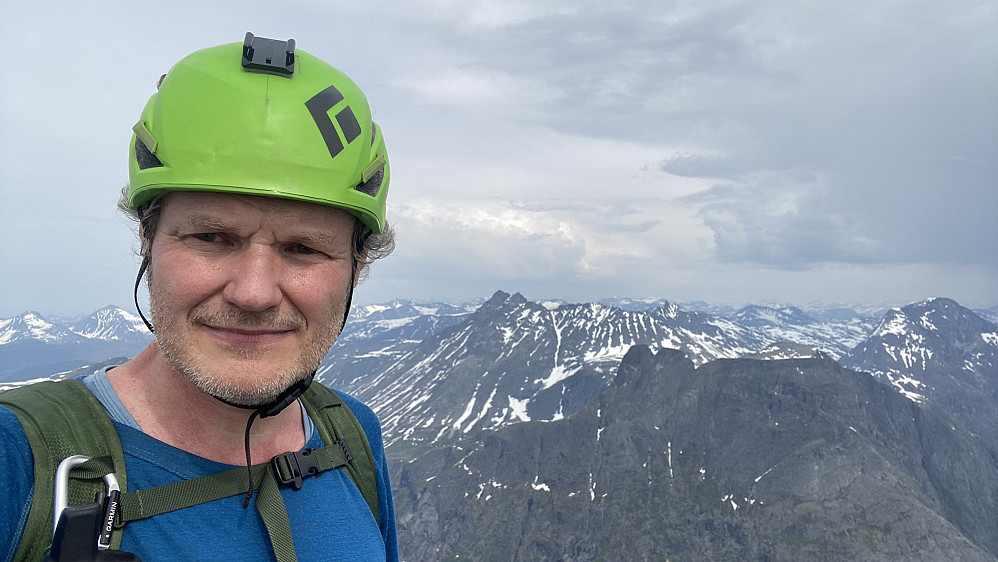 Bilde #23: Endelig på toppen. I bakgrunnen sees blant annet Venjetindane, Romsdalshornet, Lillehornet og Hornaksla.