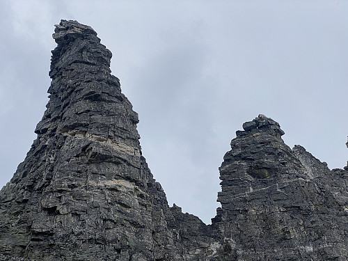 Bilde #33: Trollkjerringa [1646 m.o.h.] og Trollgubben [1631 m.o.h.]. Det hadde vært gøy å klatre opp på disse også, men det får bli til en annen gang. Jeg innbiller meg forøvrig at bestigning av disse krever utstyr for trad-klatring.
