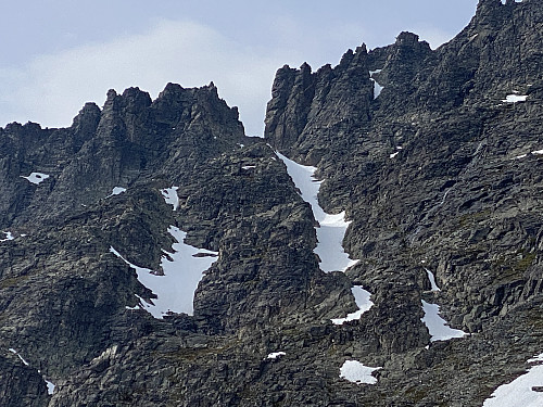 Bilde #34: Fra denne vinkelen ser det ut til at jeg kunne spart en del tid på å bare labbe (med stegjern) rett ned renna på sørsida av Lavskar. Men denne renna bratner kraftig til i fjellsida ned mot Storgrova, og man kommer seg ikke helskinnet ned uten rappell.