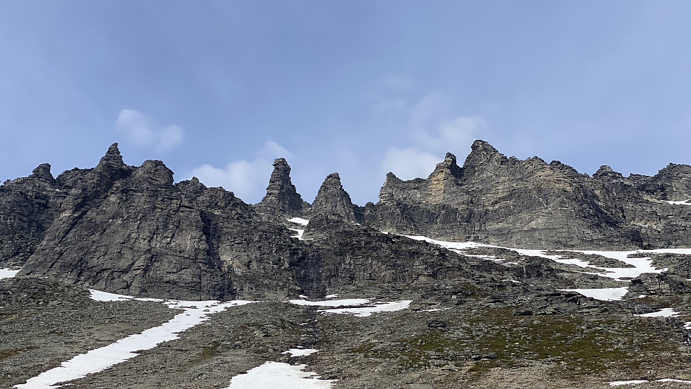 Bilde #35: Utsikt fra Storgrova mot Trolltindan, pinnaklene som flankerer toppen av Trollveggen.