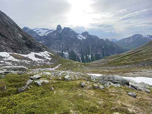 Bilde #36: Det var grønt og fint i Storgrova på denne tiden av året. Bispen, Finnan, Kongen, Dronninga, Karitinden og Svartebotstinden sees rett fram.