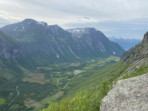 Bilde #38: Utsikt fra Storgrova og nedover i Isterdalen. Vi ser at Storgrova er en hengedal, som munner ut i Isterdalen nokså høyt oppe i dalsida.