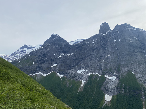Bilde #39: Utsikt fra samme sted oppover Isterdalen, med utsikt mot Alnestinden, Bispen, Finnan, Kongen og Dronninga.