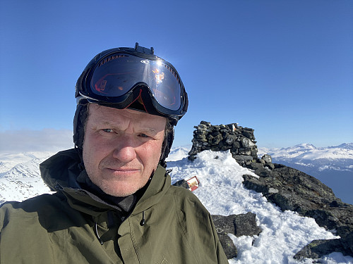 Bilde #9: Undertegnede ved varden på toppen.
