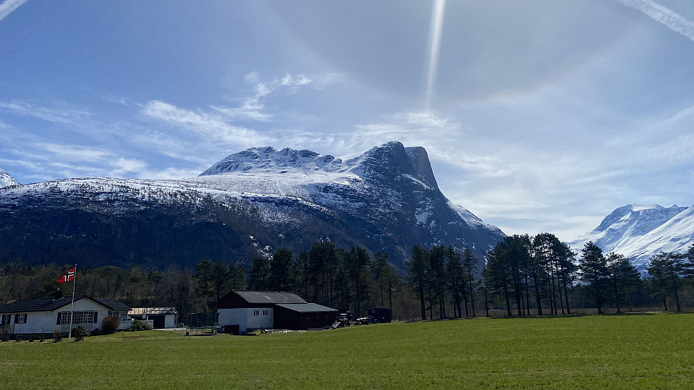 Bilde #1: Goksøyra og Kalberget sett fra Syltebø, rett utenfor butikken.