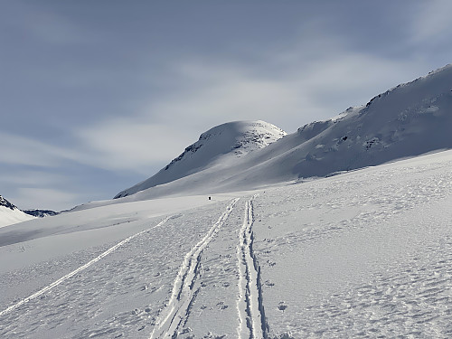 Bilde #4: Her fikk vi øye på noen andre skiløpere foran oss. Rett fram er Litlefjellet [1245 m.o.h.]. Vi skal imidlertid runde åskammen til høyre i bildet (Kvilhaugen - 937 m.o.h.],  og så skal vi oppover i et dalføre inn til høyre.