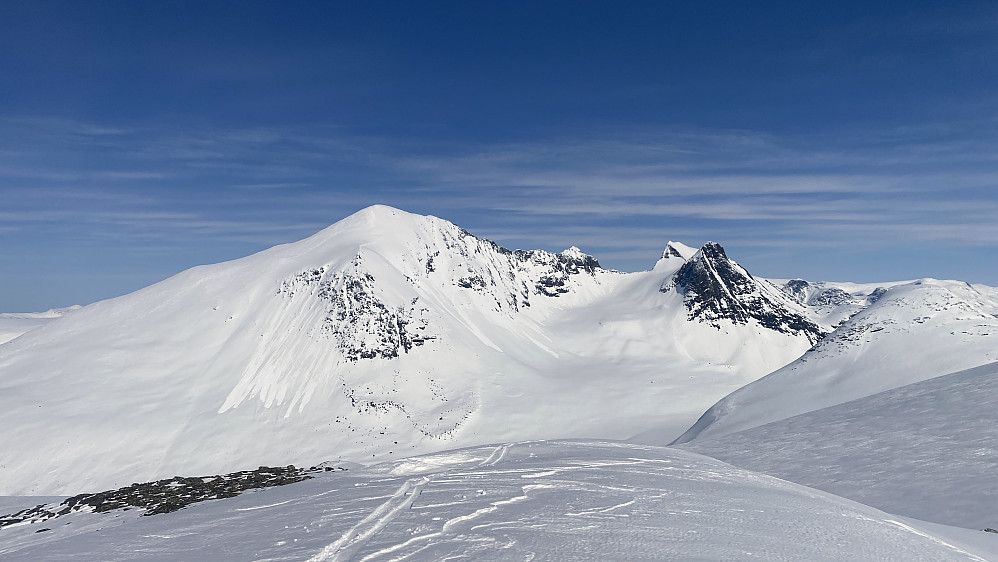 Bilde #9: Skjorta [1711 m.o.h.] i all sin prakt, fotografert fra vesttoppen av Goksøyra. De tre knausene til høyre for hovedtoppen er Søre Skjorta [1522 m.o.h.], Litlskjorta [1552 m.o.h.], og Vestre Litlskjorta [1500 m.o.h.].