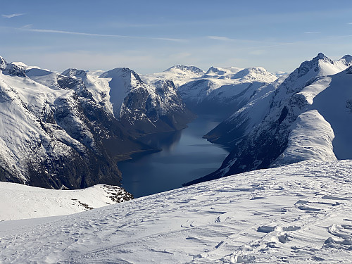 Bilde #10: Utsikt fra Vesttoppen av Goksøyra [1318 m.o.h.], og innover langs Eikesdalsvatnet [22 m.o.h.].