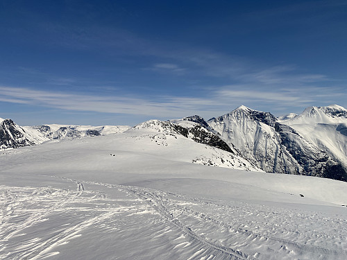 Bilde #12: Bortover hit skal vi. De to toppene midt i bildet er hhv. midttoppen [1336,6 m.o.h.] og hovedtoppen [1336,8 m.o.h.] av Goksøyra.
