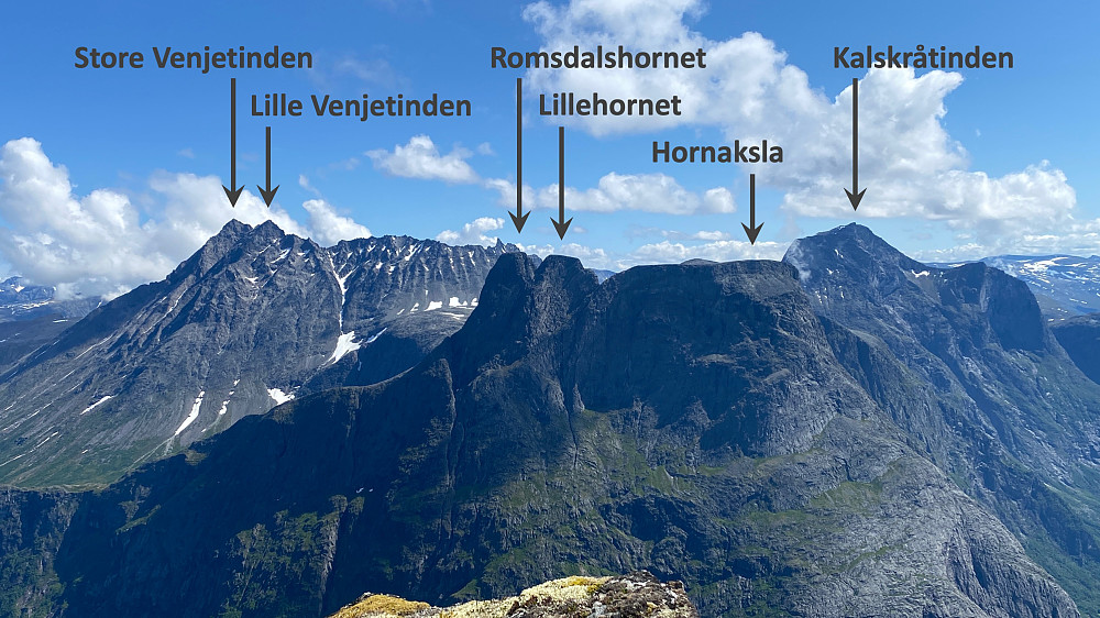Bilde #7: Utsikt fra ryggen mellom Nordre og Store Trolltind mot noen kjente og kjære Romsdalsfjell: Romsdalshornet, Lillehornet, Hornaksla, Store og Lille Venjetind, Kvanndalstinden og Kalskråtinden. Jeg har ikke markert Kvanndalstinden på bildet, for den er langt unna, og gjør ikke så mye ut av seg; men det er det spisse fjellet bakom Romsdalshornet.