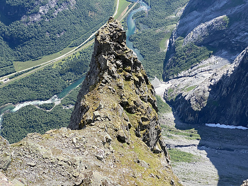 Bilde #8: En artig liten knaus som stikker fram akkurat ved foten av sørvestryggen på Nordre Trolltind. Så vidt jeg kan telle meg til på kartet, er den 1393 m.o.h., og har en primærfaktor på 6 meter.