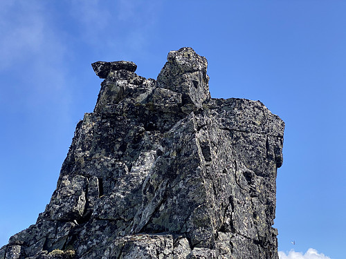 Bilde #10: Like innunder en liten knaus høyt oppe på nordøstryggen. Jeg mener å huske at man kunne passere til høyre for denne, og at man ikke behøvde å klyve over.