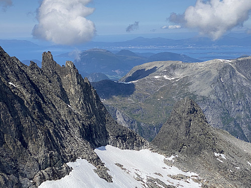 Bilde #11: Utsikt mot Molde, fra høyt oppe på nordøstryggen. Fjellet til venstre i bildet er Trollkørn, og nede til høyre sees Setergjelstinden.