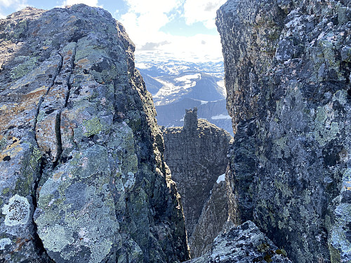 Bilde #12: Utsikt mot Trollveggs-pinnakkelen "Ugla" fra et lite skar oppe på nordøstryggen av Store Trolltind.