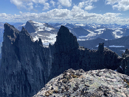 Bilde #15: Utsikt mot Trollveggen fra en avsats oppe på nordøstryggen av Store Trolltind. Navnene på de ulike pinnaklene er angitt på bilde #4.