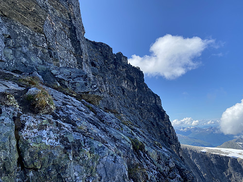 Bilde #14: Det er temmelig bratt oppover fjellsida til høyre for meg, og den er stedvis våt og glatt, og med mye mose, så det er lurt å holde seg mest mulig til selve ryggen.