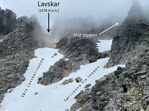 Bilde #21:Ved ca. 1600 m.o.h. møter renna fra sørsida av toppen (til høyre) renna fra sørsida av Lavskar (til venstre), og de to rennene løper sammen til én.