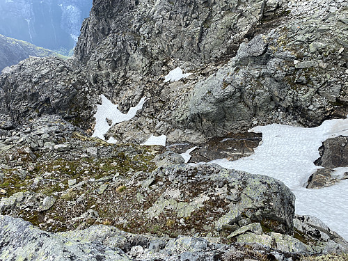 Bilde #22: Jeg lurte litt på å følge den felles sør-renna nedover (jfr. forrige bilde), men jeg var bortom og tittet nedover, og da så den altfor bratt ut, i tillegg til at det var vått og glatt nedover der.