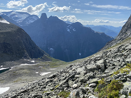 Bilde #24: Utsikt utover Storgrova, med Finnan, Kongen, Dronninga og Karitinden på andre sida av Isterdalen.