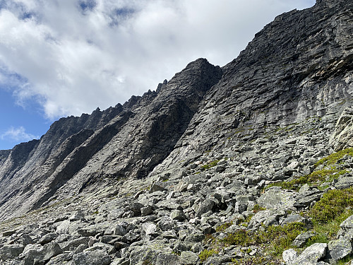 Bilde #25: På vei ned i Storgrova. Fjellet på bildet er det store fjellmassivet som både Trollklørn og Store og Vestre Trolltind er en del av.
