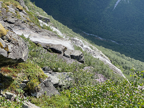 Bilde #26: De to elvene fra Storgrova styrter utfor kanten og ned i Isterdalen.