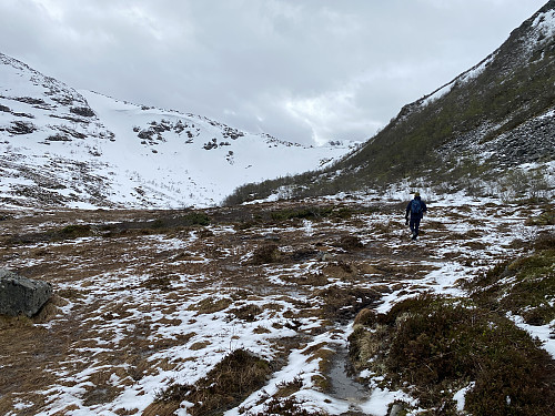 Bilde #1: På vei inn i dalføret "Botnen", som ligger inneklemt mellom Storskjerdingen [617 m.o.h.] og Nakkefjellet [737 m.o.h.].