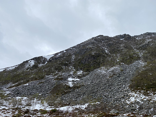 Bilde #2: Fjellryggen som vi snart skal følge nordover mot Tverrfjellet [664 m.o.h.], Blåfjellet [694 m.o.h.] og Grøtfjellet [737 m.o.h.].