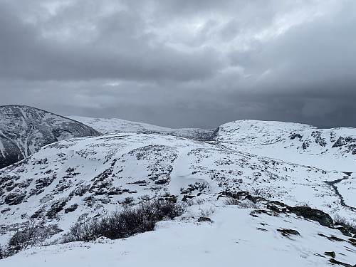 Bilde #5: Utsikt mot (fra venstre): Melen [806 m.o.h.], Storskjerdingen [616 m.o.h.] og Litleskjerdingen [678 m.o.h.].