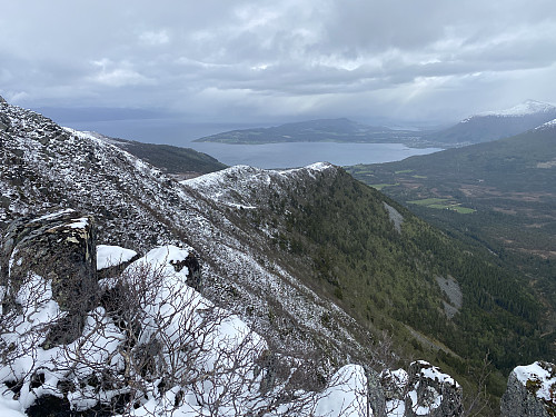 Bilde #6: Vi nærmer oss toppen av Tverrfjellet [664 m.o.h.]. Ryggen mot høyre kalles Snaufjellet, og ligger omkring 500 m.o.h.