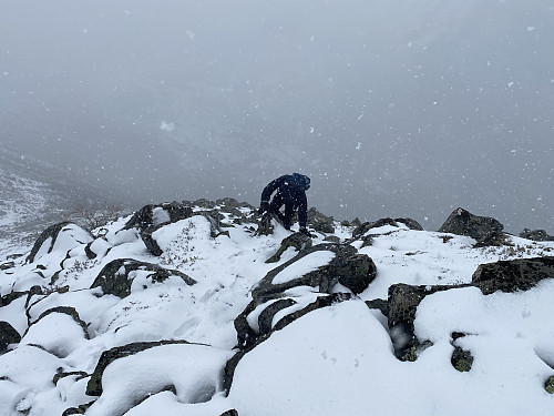 Bilde #9: Litt småklyving på vei opp mot Blåfjellet [694 m.o.h.].