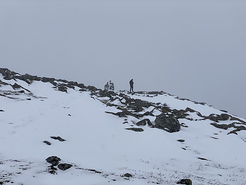 Bilde #13: Ved varden på toppen av Grøtfjellet [737 m.o.h.].