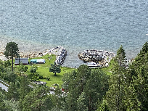Bilde #24: Fra Høgåsen sees blant annet en vakker, liten, privat småbåthavn.