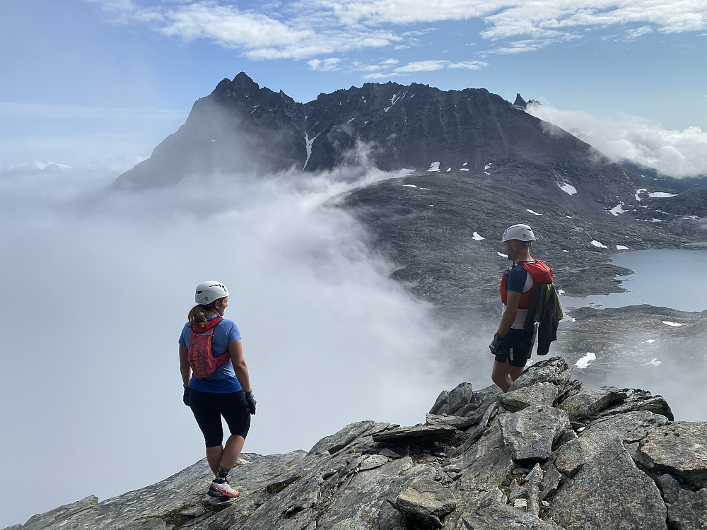 Bilde #6: På et platå helt øverst på østryggen, og hvor vi skal til å gå inn i Hall's renne. Her oppe var skydekket sprukket såpass opp, at vi kunne se hele Venjetindtraversen, og så er toppen på Kvanndalstinden såvidt synlig oppad til høyre.