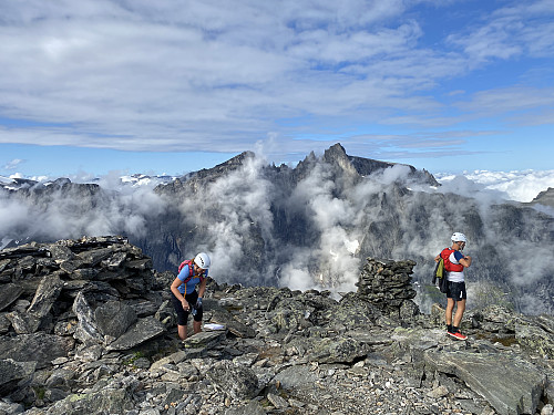 Bilde #11: På toppen av Romsdalshornet, med delvis utsikt til Trollveggen.