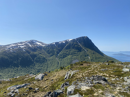 Bilde #6: Utsikt mot Urfjellet [757 m.o.h.] og Rekdalshesgen [775 m.o.h.].