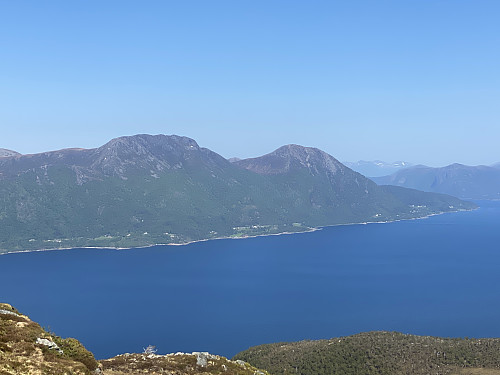 Bilde #7: Utsikt mot Otrøya med Opstadhornet [737] og Heggdalshornet [684 m.o.h.].
