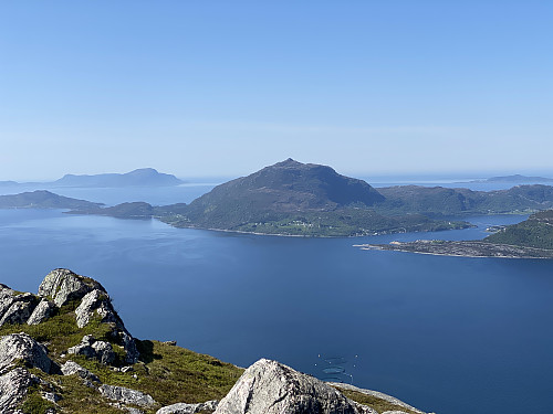 Bilde #11: Utsikt mot Midøya med Bløkallen [522 m.o.h.]. Midsundet med Midsundbrua sees til høyre i bildet.