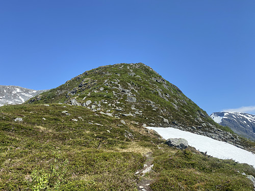 Bilde #4: Stien videre oppover følger en fjellrygg med diverse knauser.
