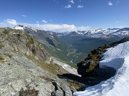 Bilde #8: Utsikt videre oppover Valldalen fra omtrent samme punkt.