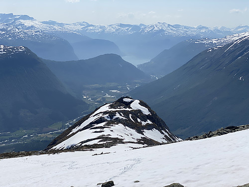 Bilde #9: Utsikt fra et stykke oppe i fjellsida på Kjørsetdalshornet, og ned igjen mot Gjerdsegga [1394 m.o.h.], og med Valldalen i bakgrunnen.