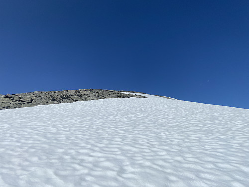 Bilde #10: Vi nærmer oss toppen. Her oppe var det litt snø, og oppe i selve toppartiet måtte man enkelte steder være påpasselig med ikke å gå ut på hengende skavler.
