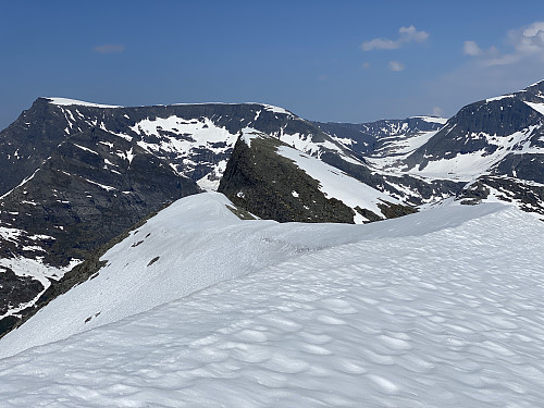 Bilde #11: På toppen av Kjørsetdalshornet [1394 m.o.h.]. Vi hadde lurt litt på å følge fjellryggen videre bort til Berlidfjellet [1430 m.o.h.], som sees midt i bildet, men med såpass mye snø, og skavler som man måtte passe seg for, valgte vi å droppe det.