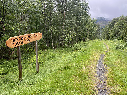 Bilde #2. Etter å ha gått ca. 600 meter langsetter veien gjennom hyttefeltet på Nysætra, tok vi til høyre ned den gamle postveien fra 1786.