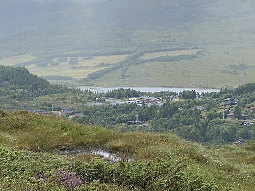 Bilde #10: Utsikt ned igjen mot Fjellstova og Nysæter.