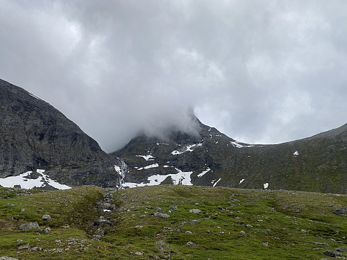 Bilde #1: Når jeg kjørte innover Venjedalen denne morgenen, så Romsdalshornet ut til å ligge innhyllet i tåke.