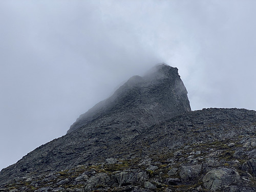 Bilde #2: Men da jeg var på vei oppover mot nordveggen, så losida av fjellryggen ut til å være skyfri, mens det dannet seg tåke på lesida.