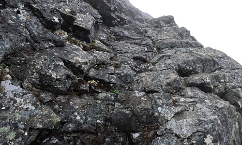 Bilde #4: Ved ca. 1400 høydemeter kommer man til ei renne som man kan følge et lite stykke. Cruxet ved denne traséen kommer man til ved enden av renna.