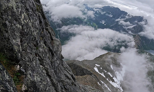 Bilde #7: Tilbakeblikk nedover langs nordveggen og fjellryggen ned til Litlefjellet. "Gapet" sees like nedenfor midten av bildet.