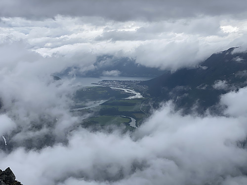 Bilde #9: Et kort øyeblikks utsikt mot Åndalsnes, og her nærmer jeg meg toppen.