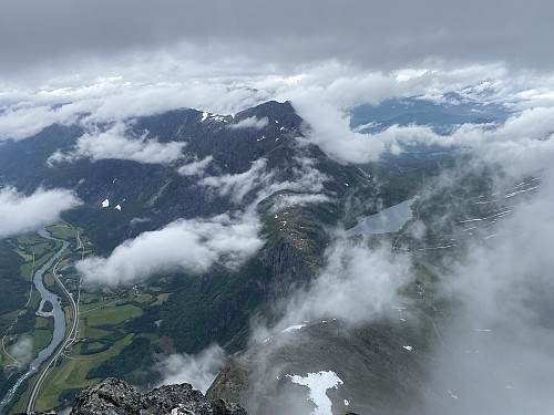 Bilde #11: Utsikt fra toppen [1550 m.o.h.] ned mot Litlefjellet [780 m.o.h.], Holstinden [1078 m.o.h.] og Blånebba [1320 m.o.h.].
